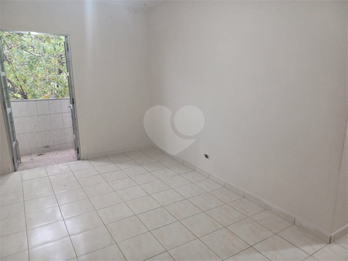 Apartamento super bem localizado, com 01 dormitório e armário embutido