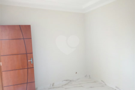 Casa á venda, com 02 Dormitórios, em Jardim Medeiros.
