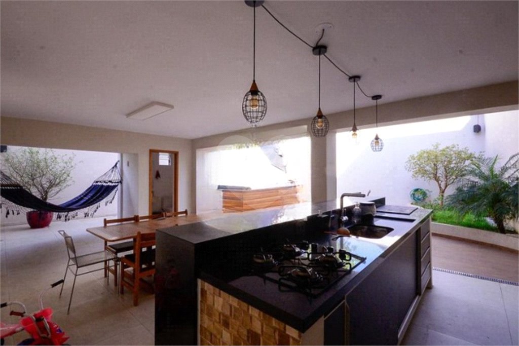 Casa com 4 Dormitórios sendo 1 suíte, com 3 Vagas