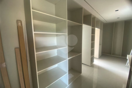 Casa à Venda no Condomínio Damha III