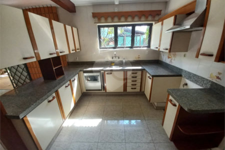 Sobrado com 4 dormitórios, sendo 1 suíte master.
