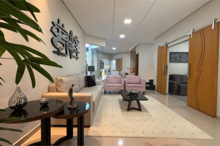 MARAVILHOSA CASA NO URBANOVA QUE REUNE CONFORTO E SOFISTICAÇÃO, 262m² - 4 SUITES e 4 Vagas.