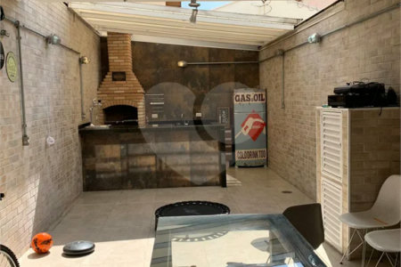 Sobrado com 3 quartos e garagem para 5 veículos.