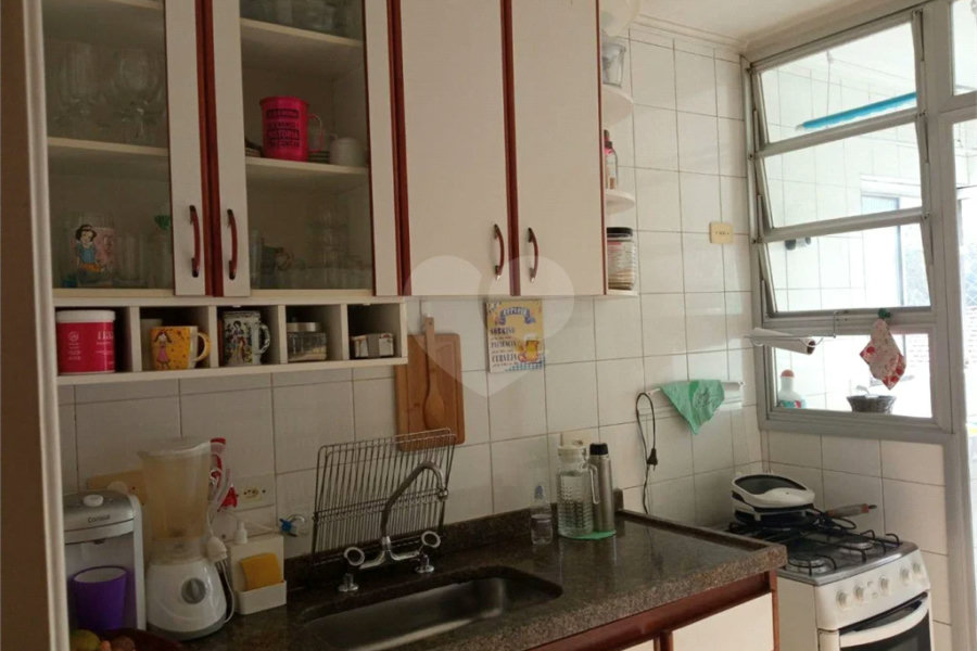 Lindo apartamento, muito bem conservado, com bom espaço interno.