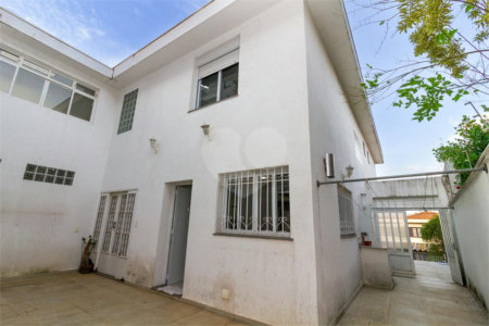 Casa Sobrado à venda com 342 m², 3 dormitórios, sendo 2 suítes, 4 vagas na Vila Mariana - São Paulo.