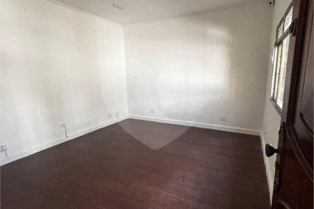 Casa com 70m², 3 dormitórios, sendo 1 suíte, 4 vagas, à venda no bairro do Ipiranga.