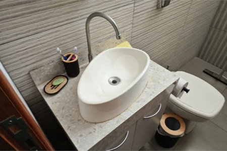 Casa Nova (Apenas 2 Anos) com Suíte: Conforto, Segurança e Localização Privilegiada!