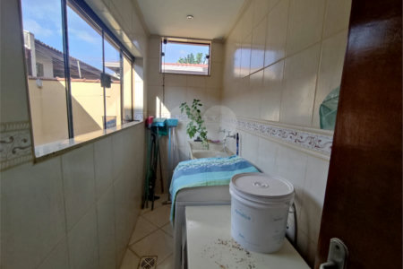 Sobrado espaçoso com 3 quartos,no Parque Fehr á Venda!