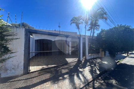 Casa espaçosa e confortável em um bairro tranquilo a venda.