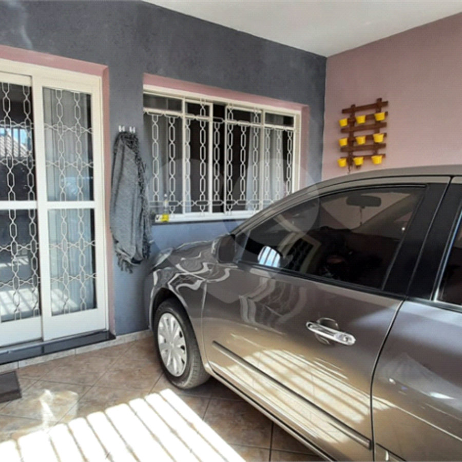 Imóvel Completo com Churrasqueira, 2 Banheiros e Portão Eletrônico