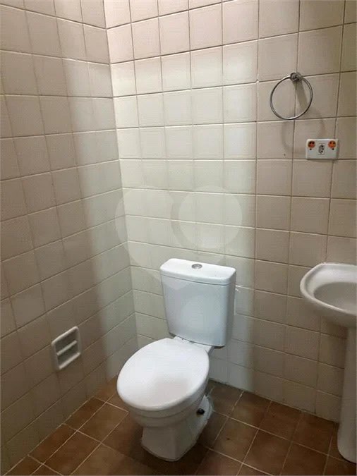 São Paulo - Capital - Bairro Santa Cruz - R4 495.000,00 - Aceita permuta por imóvel na cidade de Indaiatuba- Sp - Sobrado em rua residencial sem saída e com praça particular. O imóvel possui 2 quartos — 1 suíte com dois ambientes e acesso a hall externo. Sala ampla, cozinha com dois ambientes