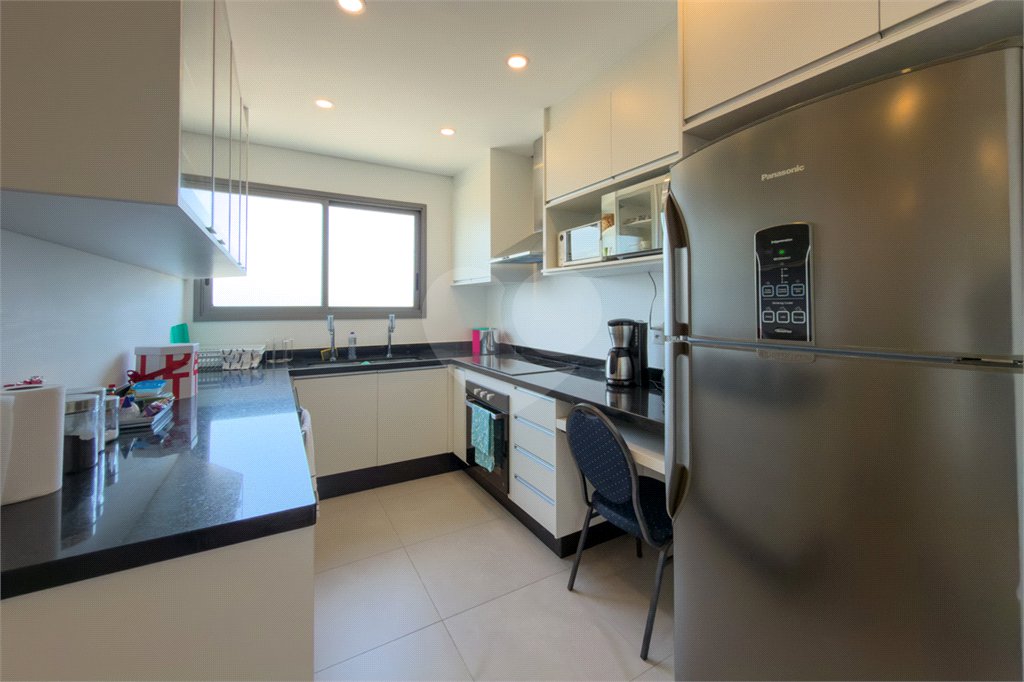 Apartamento de 03 dormitórios sendo 02 suítes com 02 vagas de garagem.