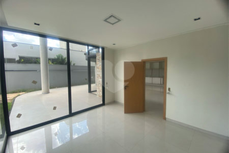 Casa à Venda no Condomínio Damha III