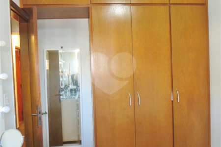 Casa térrea à venda na Saúde c/ 170m2 de construção - 3 Quartos/1 Suíte/4 Vagas na garagem
