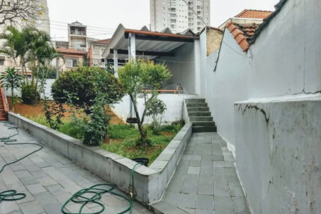 CASA TÉRREA À VENDA NA MOOCA - COM PORTEIRA FECHADA.