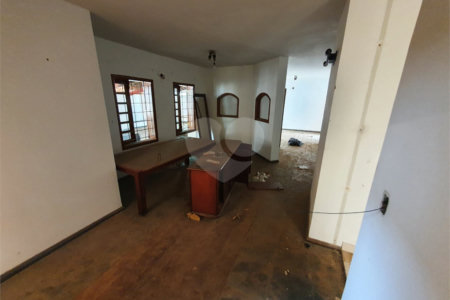 Casa térrea com 5 dormitórios, sendo 2 suítes.