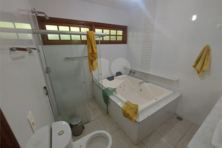 Casa térrea com piscina no Residencial Samambaia.