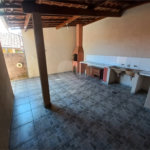 Casa térrea com 3 dormitórios, sendo 1 suíte.