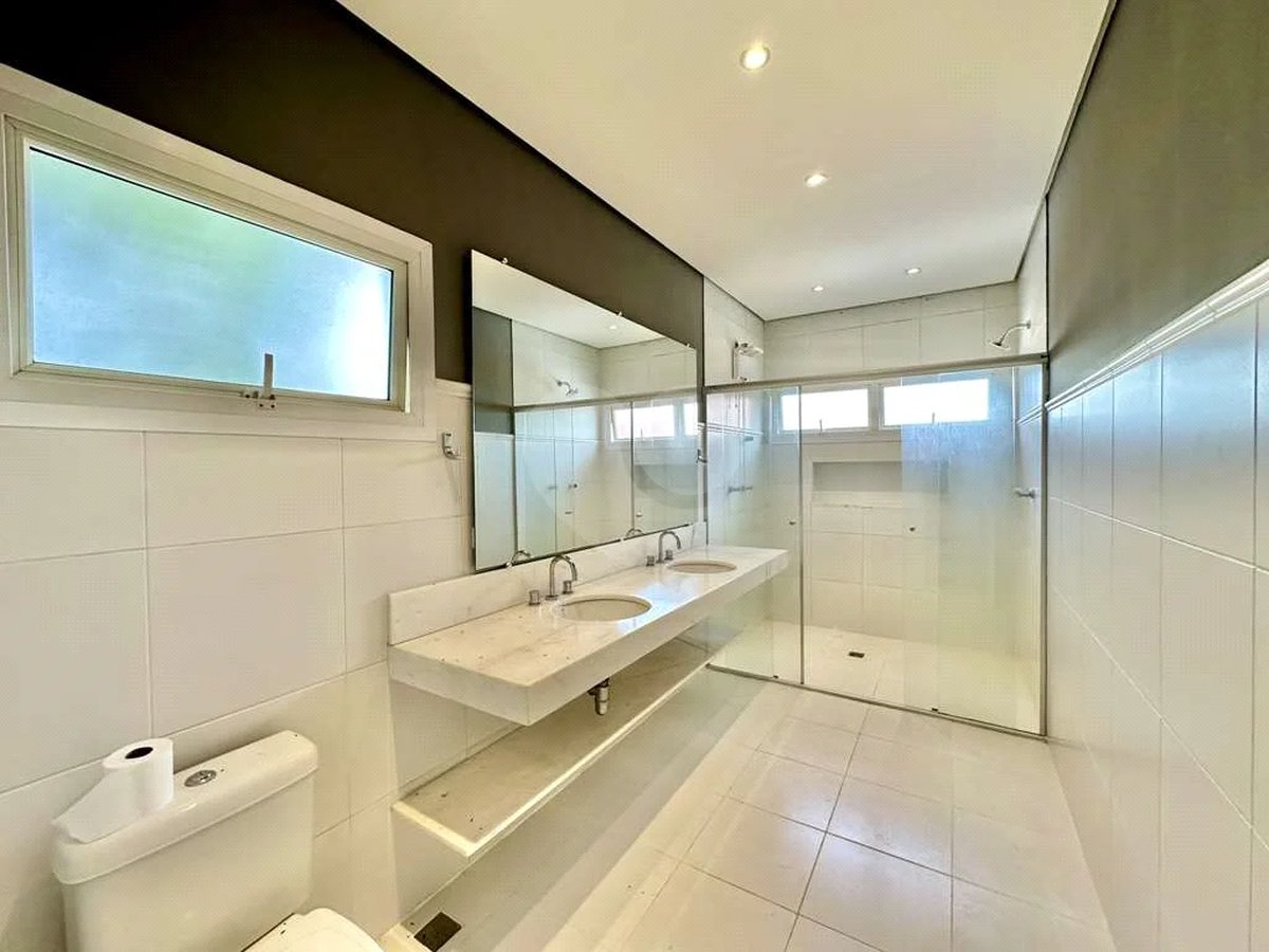 Casa em condomínio Impecável, 4 dorms / 2 suítes, varanda gourmet, piscina, 3 lareiras