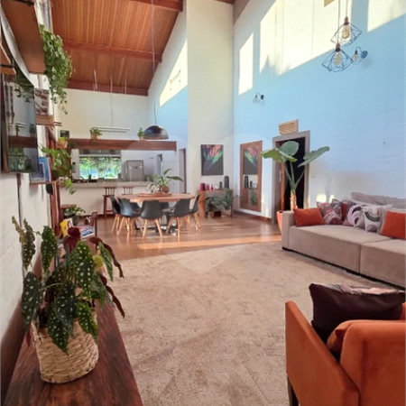 Refúgio de Alto Padrão em Condomínio Fechado: Natureza, Charme e 5.500m² de Terreno