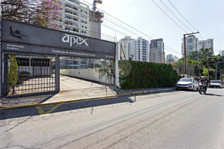 Sobrado à venda com 10 quartos em Campo Belo, São Paulo, SP