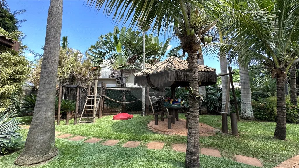Casa em Condomínio Fechado com 4 suítes e área de lazer completa.