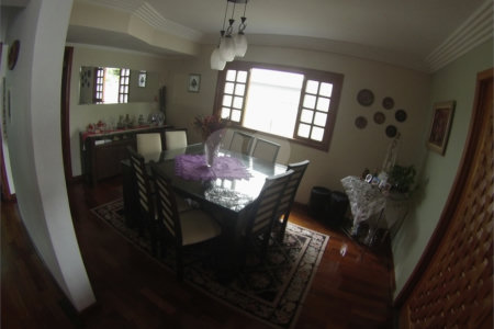 Sobrado com 4 quartos sendo 2 suítes.