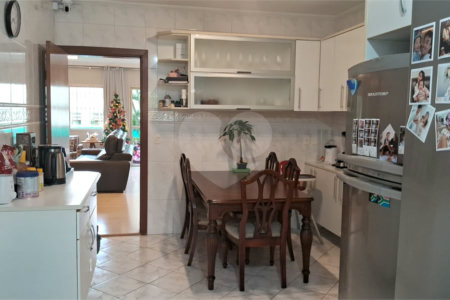 Apartamento a venda na Aclimação com 4 dormitórios e 2 vagas.