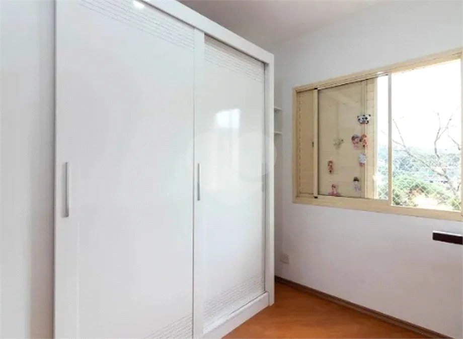 Apartamento à venda no Mandaqui com 3 dormitórios, sendo 1 suíte, sala ampla e bem distribuída, cozinha, 2 banheiros e área de serviço. O imóvel conta ainda com 1 vaga de garagem.