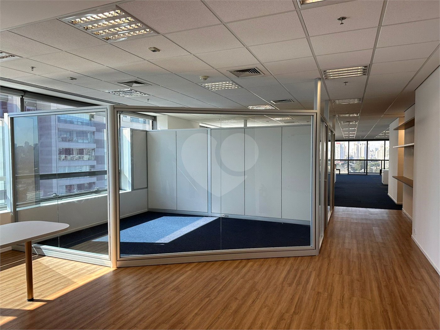Conjunto comercial com 266m², 8 vagas, para locação no Brooklin