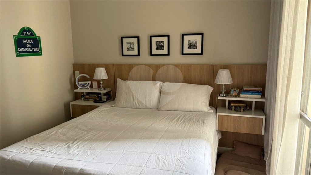 Apartamento de 130 m² com três dormitórios, sendo uma suíte, com armários embutidos, dependências de empregado e lavabo