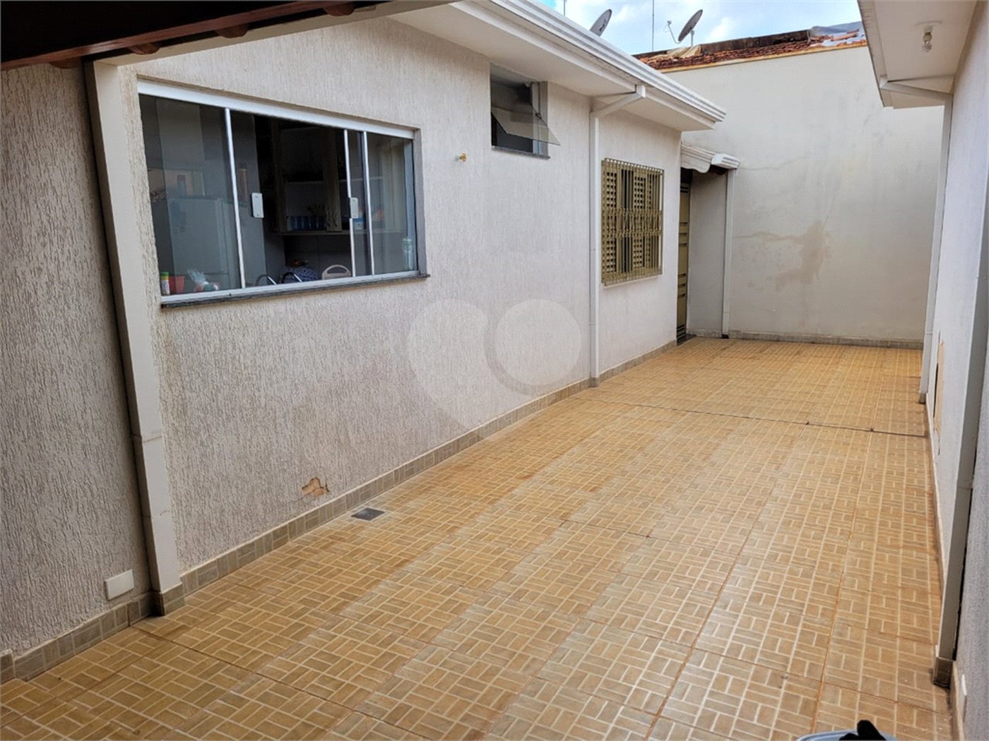 Casa térrea com 2 dormitórios, sendo 1 suíte.