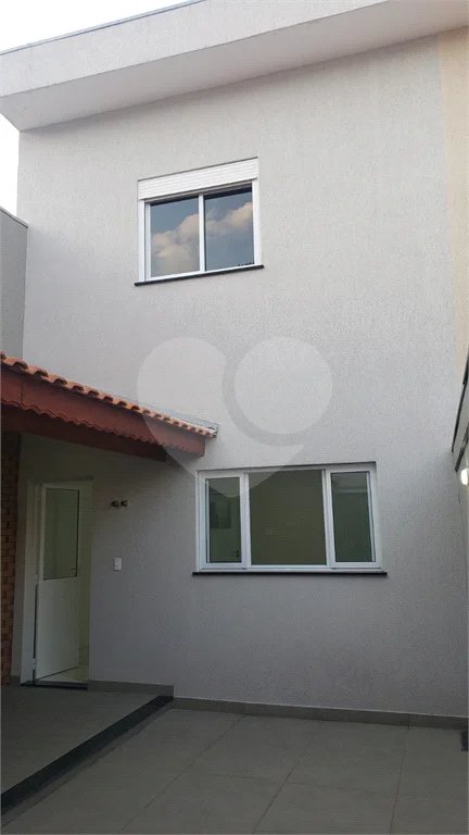 Sobrado novo com 3 suítes, 4 vagas, espaço gourmet com churrasqueira, jardim de inverno e acabamento premium. Conforto, modernidade e sofisticação.