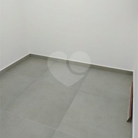 Casa térrea a venda no Jd Sabias! 2 dormitórios sendo 1 suíte com 1 vaga de garagem - Forro de drywall - Água fria e quente - Porcelanato 80x80 na casa toda - Esquadrias pretas - Marmoraria toda em pedra preto negresco - Portão automático -Jardim dos Sabiás tem rápido acesso para rodovia