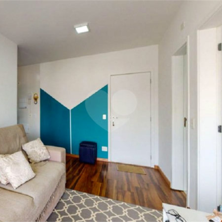 Apartamento no Cambuci, de 46m2 com 1 dormitório, cozinha com armários, sala com varanda e 1 vaga