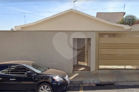Casa térrea com 2 dormitórios, sendo 1 suíte.