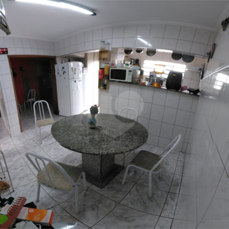 Sobrado com 3 suítes.