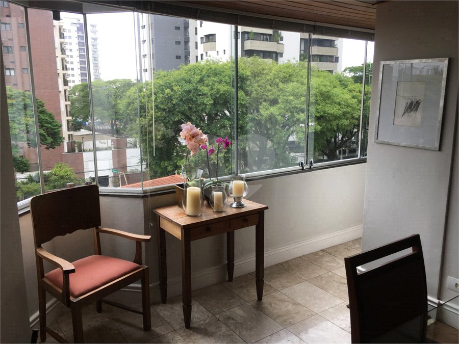 Campo Belo: Elegante Apartamento de 113 m² com Suíte e 2 Vagas em Localização Privilegiada