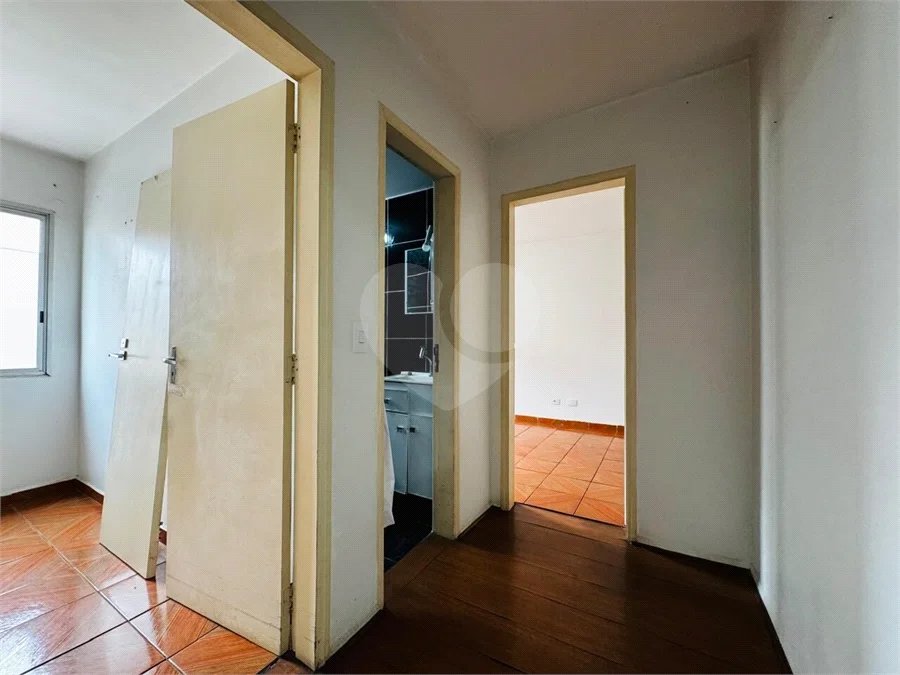 Vende-se Apartamento de 2 Quartos com Sacada na Vila Mascote