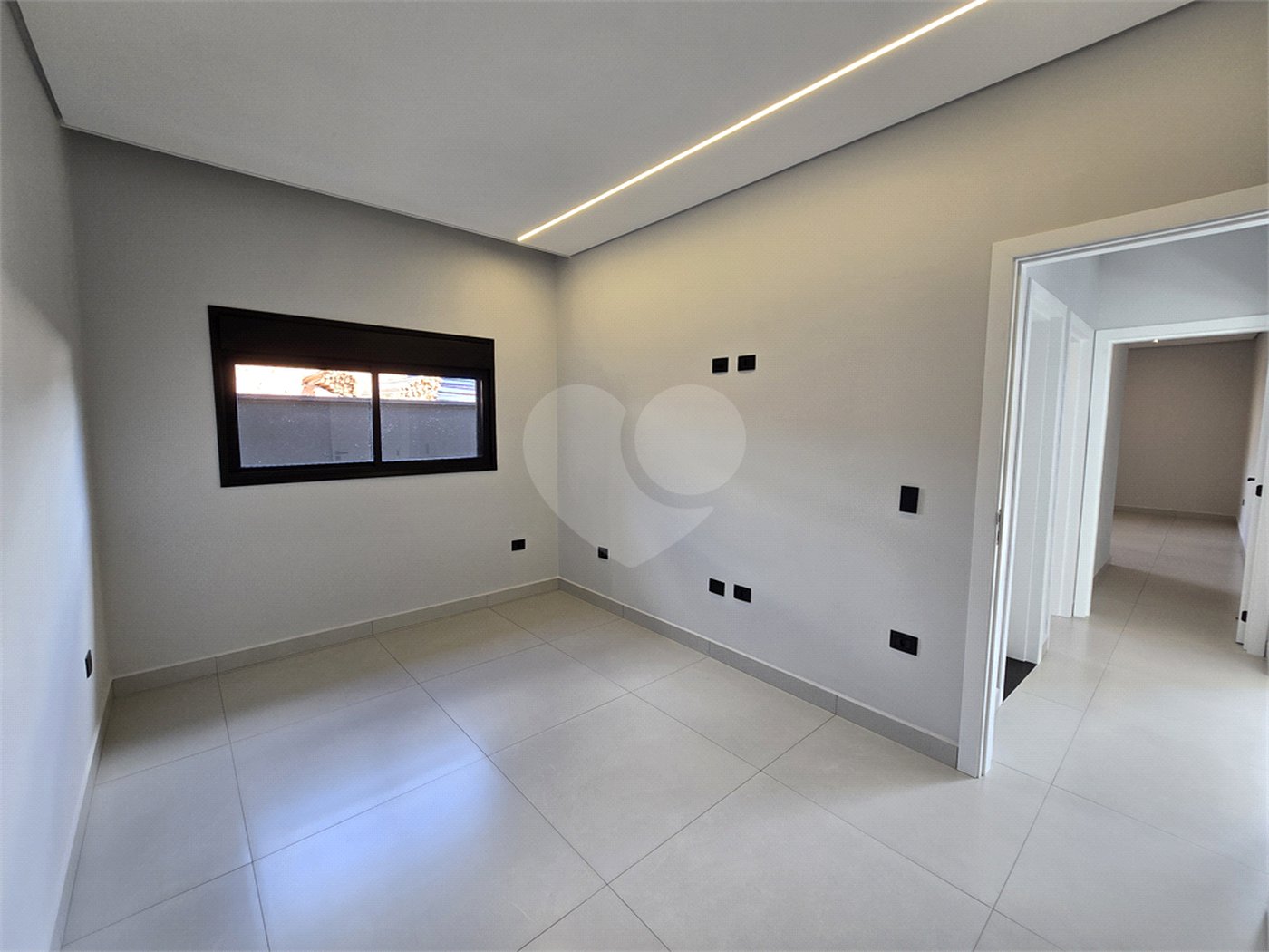 Maravilhosa Casa térrea em condomínio fechado no Portal Lamis, com 3 suítes, piscina privativa e persianas elétricas em excelente condomínio com salão de festas, piscina, quadras de tênis, beach tênis e campo de futebol. Vista cinematográfica da Pedra Grande.
