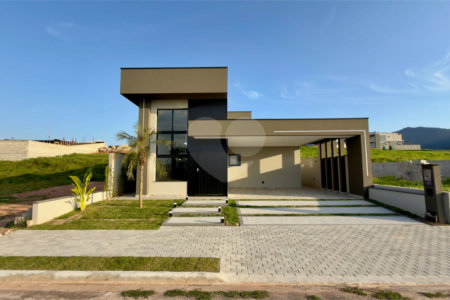 Casa térrea 3 dormitórios (3 suítes), espaço gourmet, piscina, 2 vagas garagem, condomínio fechado com ampla área lazer