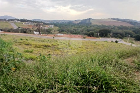 Lote com 561,86 m² à Venda em Condomínio Fechado