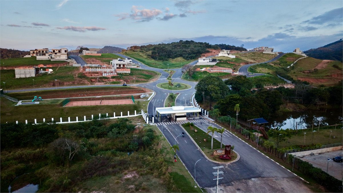 Casa térrea 3 dormitórios (3 suítes), espaço gourmet, piscina, 2 vagas garagem, condomínio fechado com ampla área lazer