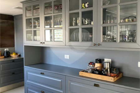 Apartamento de 224m² com 4 dormitórios, 3 suítes, 4 vagas de garagem e deposito