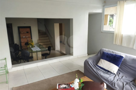 Vende Sobrado com 180m² - Vila Santa Catarina