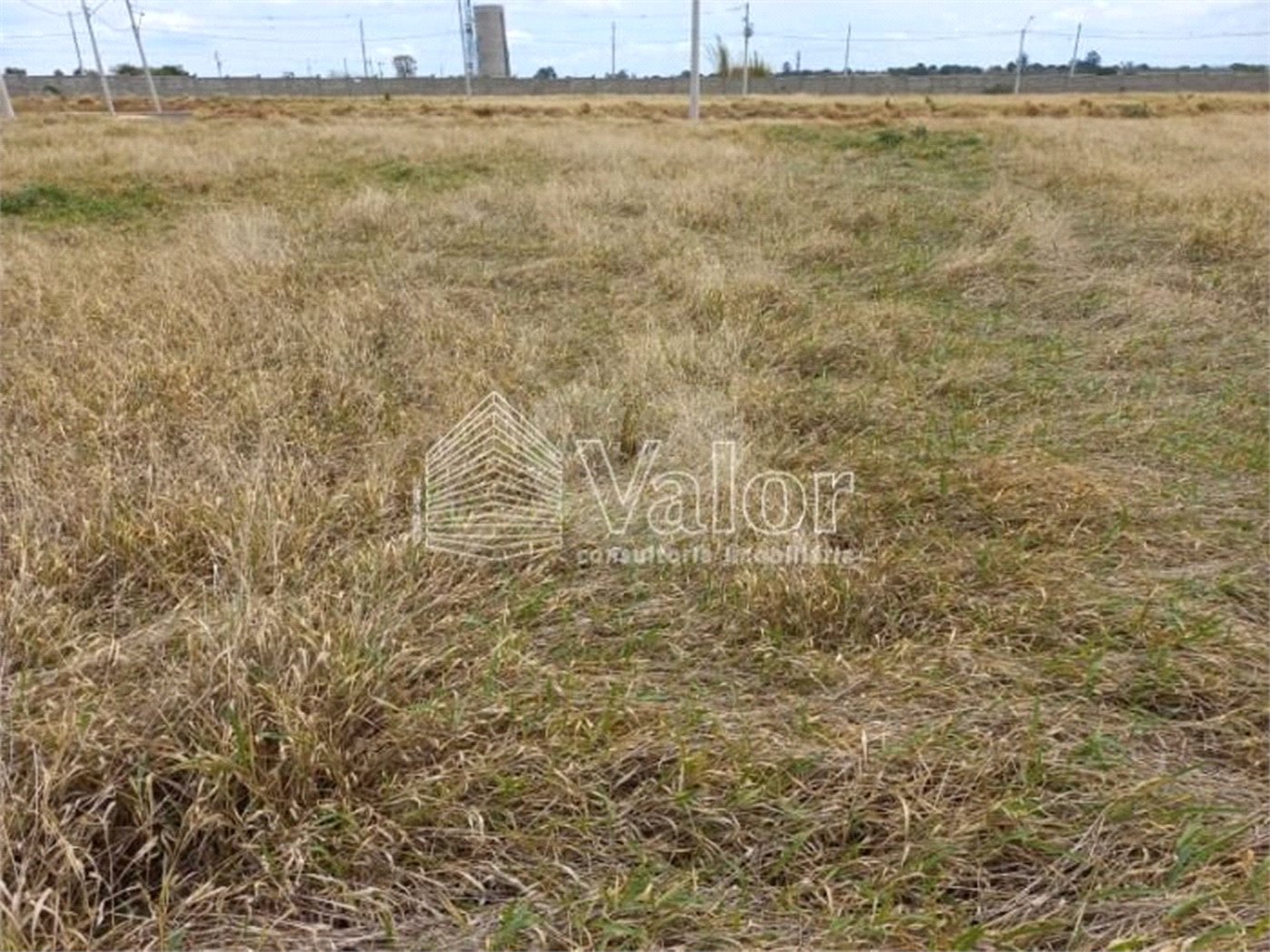 Terreno plano no Condomínio Villeneuve, com 250,00 m² de área total.
