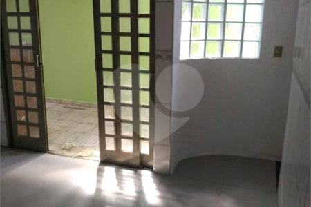 Casa térrea no Loteamento Habitacional São Carlos 1, sendo 3 Dormitórios e 1 suíte