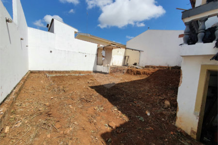 Casa térrea com 5 dormitórios, sendo 2 suítes.
