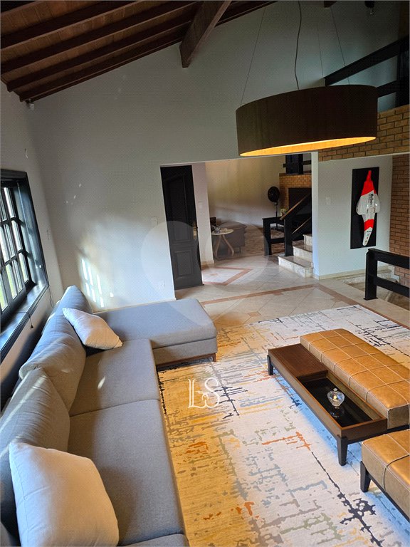 Indaiatuba- Vale das Laranjeiras - Vista dos fundos para o lago - Casa assobradada - 3 pisos, 4 quartos, 2 suítes, uma com hidro ,escritório, sala 3 ambientes, lareira, lavabo,cozinha ampla, despensa, lavanderia, churrasqueira, forno pizza, 6 wcs, piscina, jardim despensa, garagem, segurança
