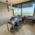 Este amplo apartamento de 290 m², completamente reformado, reúne sofisticação,